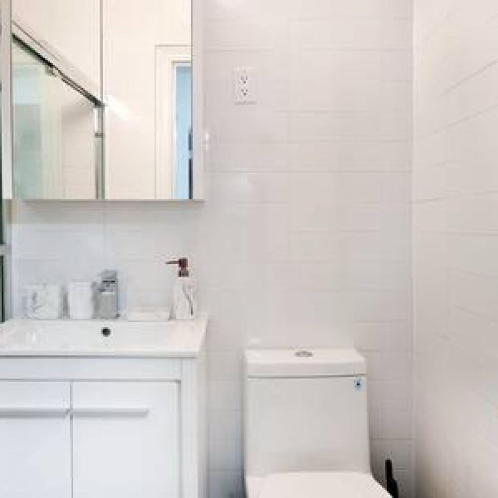 444-3 1BR Hell s Kitchen- Newly Furnished -elevator