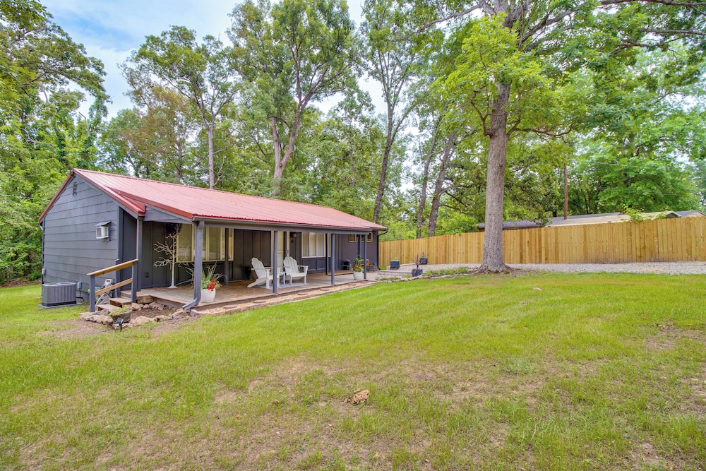 Cozy Lakeview Retreat, Close to Bull Shoals Lake!