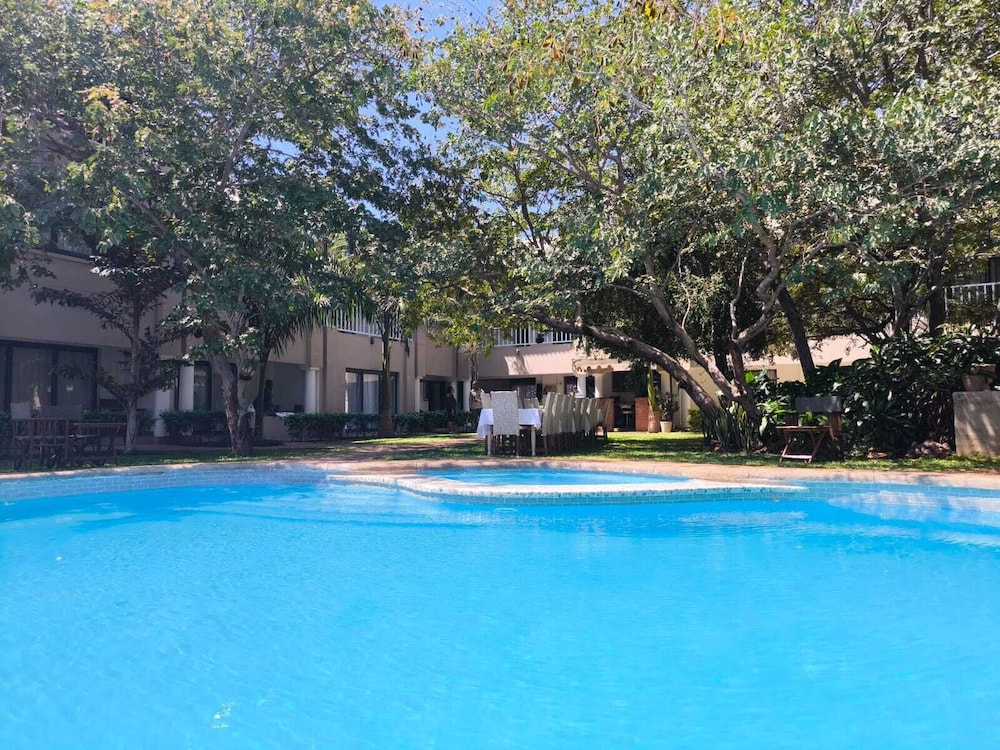 Room in Lodge - Luxury Suite 1 in Boutique Lodge With Free Savannah Adventures 4x4 City Tour