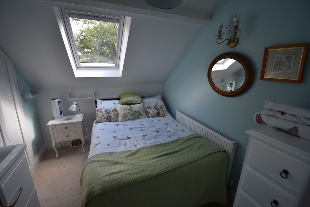 Immaculate 4-bed Apartment in Bournemouth & spa view 3
