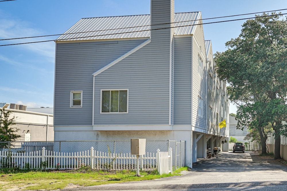 Steps to Sand: Walkable Condo in Myrtle Beach!