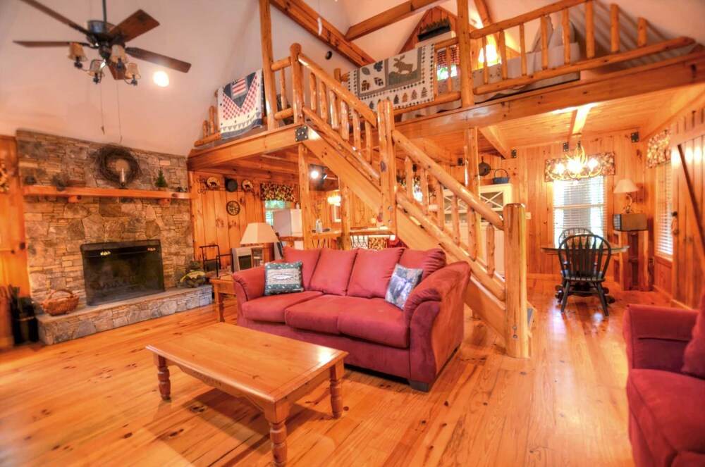 Cute On The Creek 1 Bedroom Cabin by Redawning