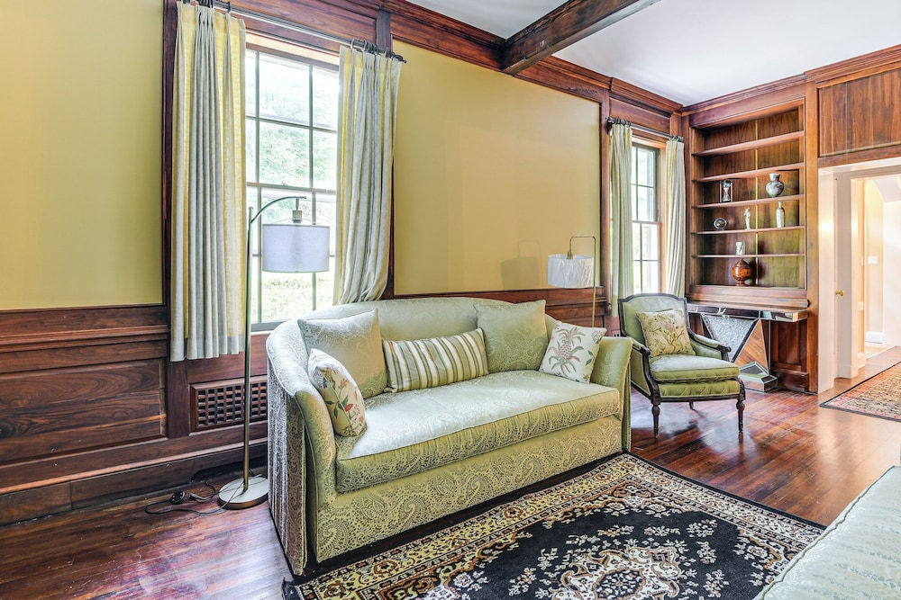 16 Mi to Baltimore: Spacious Home in Owings Mills!