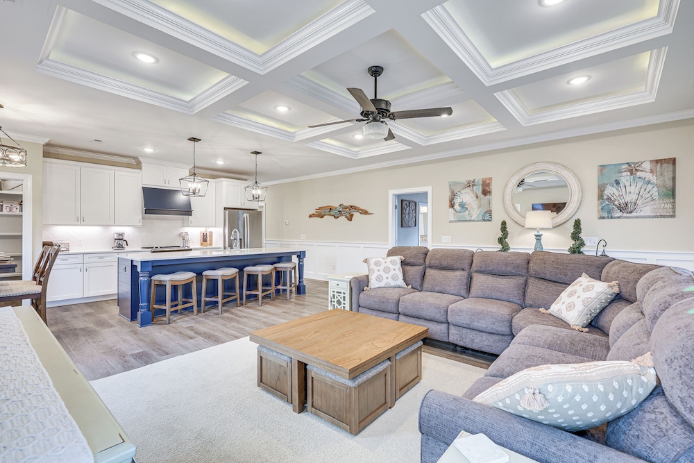 2 Mi to Long Beach: Home w/ Patio & Putting Green!