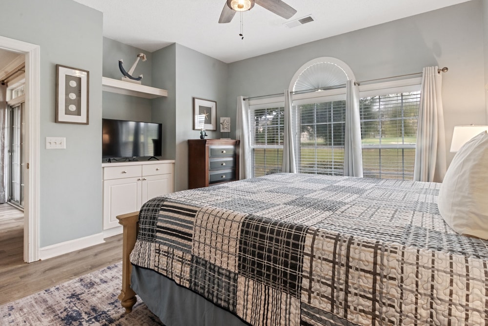Wedgewood #413 2 Bedroom Condo by RedAwning view 3