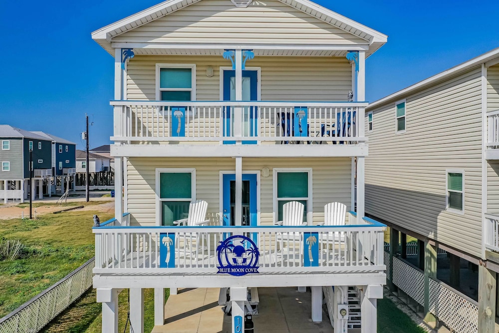 Walk to Shore & Eats: Surfside Beach Gem w/ Deck view 3
