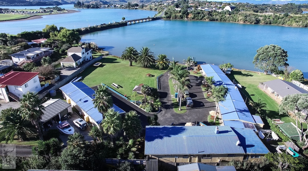 Raglan Palm Beach Motel