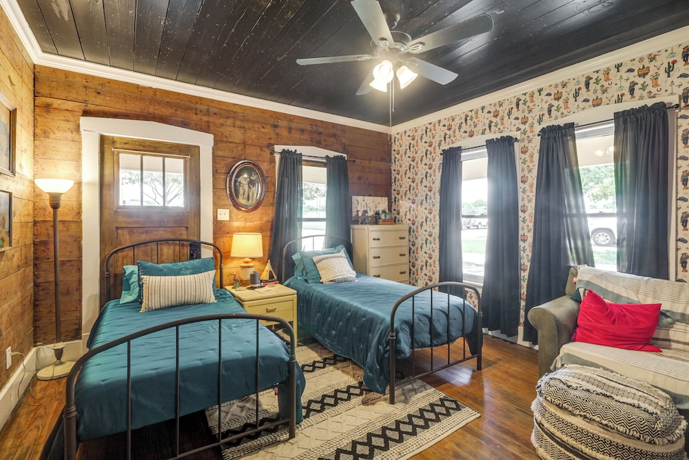 1925 Craftsman Bungalow - 1 Mi to Dtwn Waxahachie!