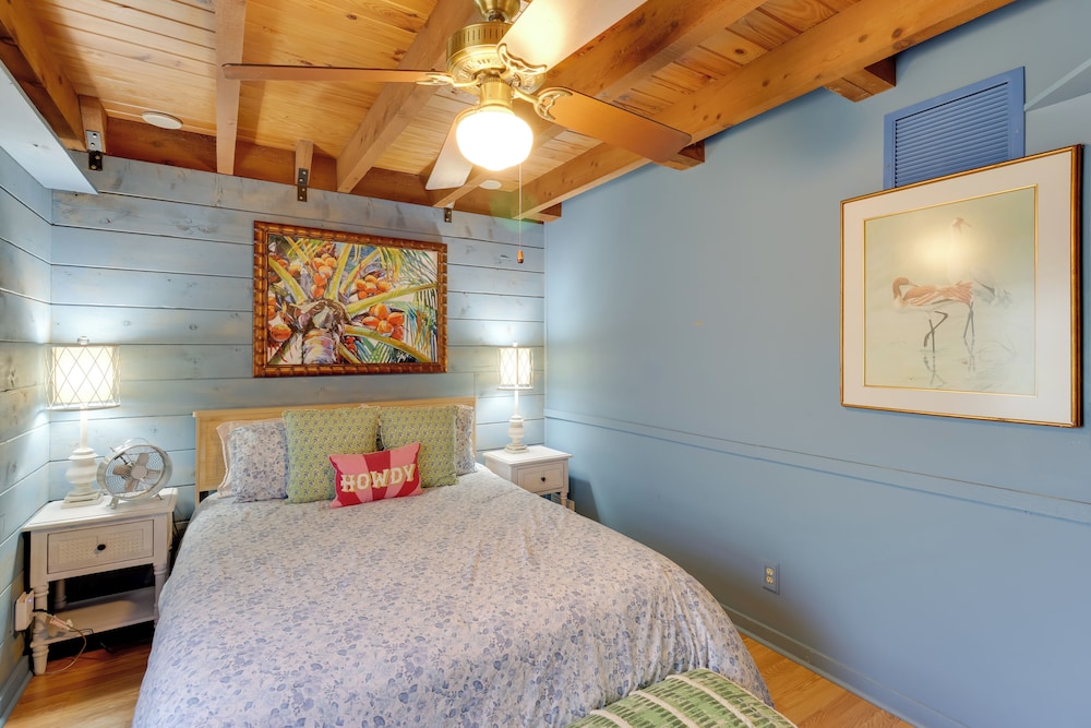 Fish On-site: Okeechobee Cabin w/ Pool Access