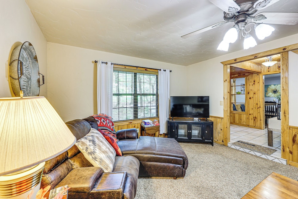 < 3 Mi to Broken Bow Lake: Hot Tub Haven!
