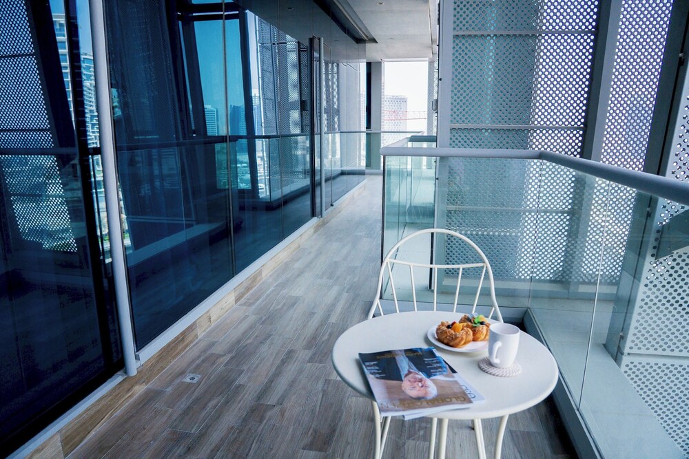 Cozy 1BR With Canal Views Full Amenities