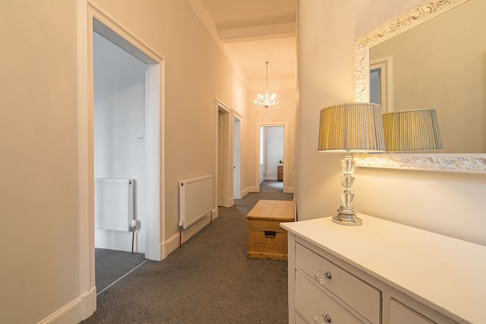 Chic 2 Bedroom Apartment near Old Town
