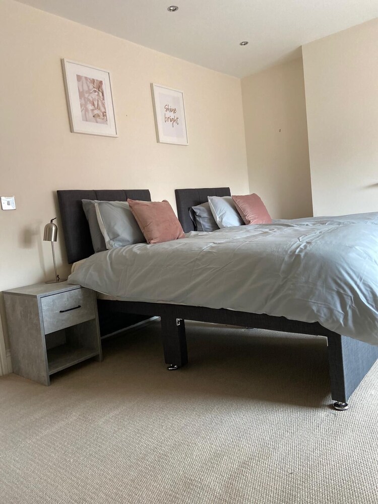 Central Location - 2 Bedroom Apartment view 5