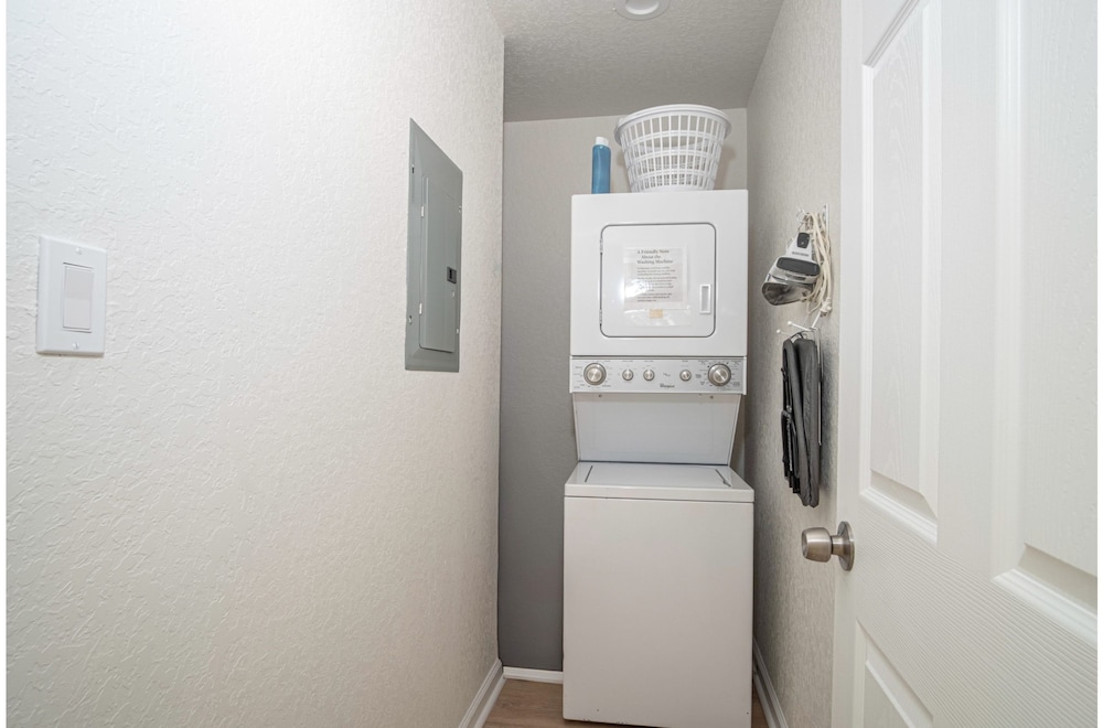 Historic Comfort 2BR 1BA Guesthouse Near Riverwalk