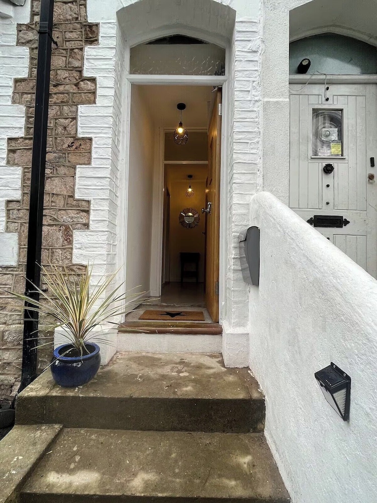 Charming 3-bed Cottage - Private Garden & Parking