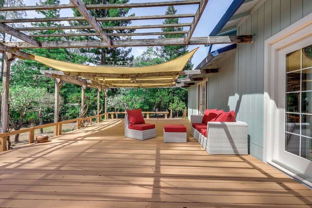Pool & Deck: Wine Country Hideaway in Middletown!