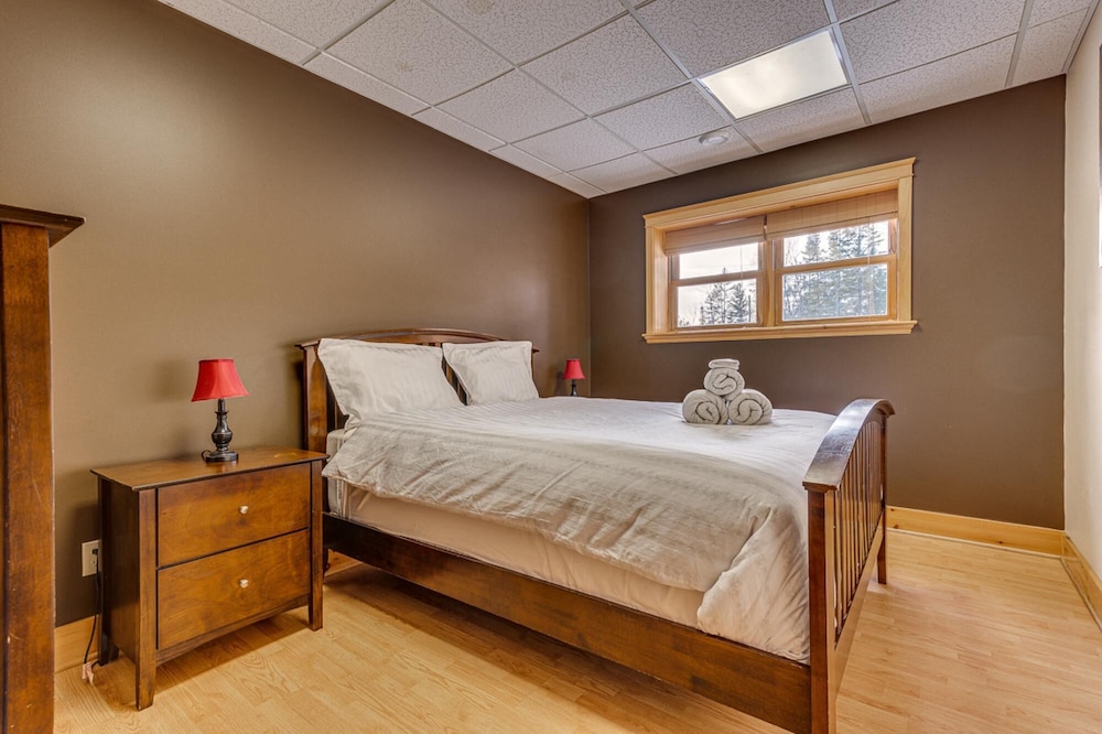 Grand Duc 74 - Gorgeous log Cottage With Private hot tub Heated Pool and Sauna