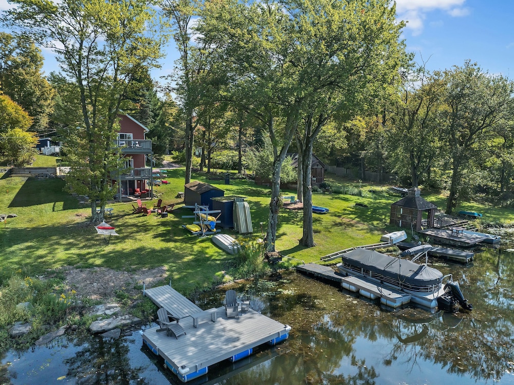 Lakefront Lodge Hot Tub Dock Kayaks