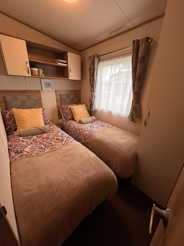 Cosy Beach Getaway Naish Est Near New Forest view 2