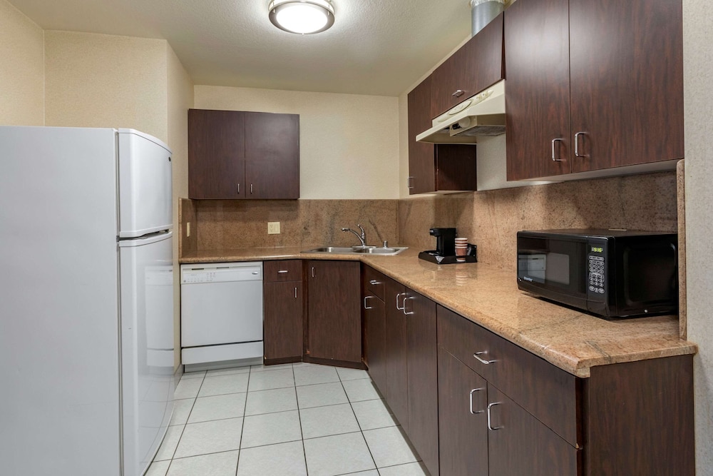 Redlands Vacations - Comfort Suites Redlands - Property Image 27