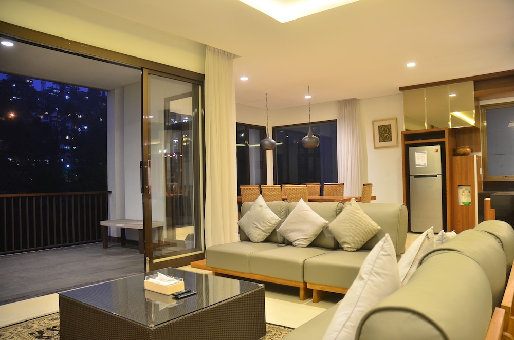 Mentari Hill View 8 BR heated pool and movie room