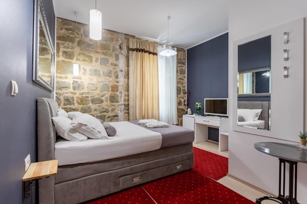 Castle View in Deluxe Room - Hotel Rose Split view 2