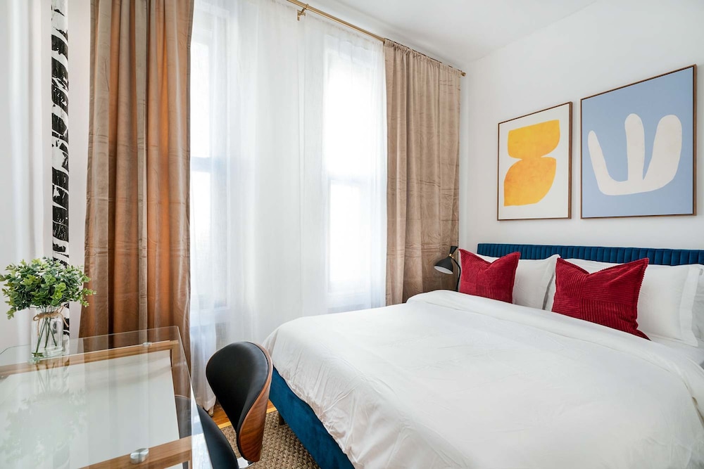444-1a Beautiful 1BR Midtown West