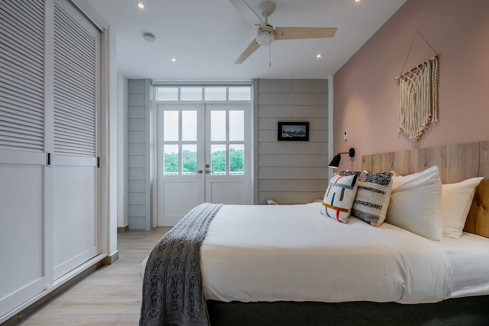 w Warm 1BR With Balcony in Panama