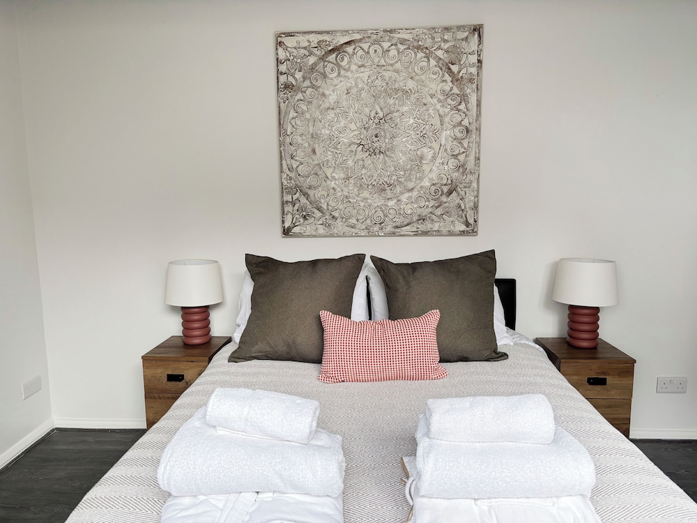 Cozy Hideaway With Hot Tub & Sauna Sleeps 7
