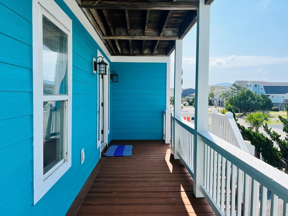 Fishtown / 606 Ocean Blvd West 4 Bedroom Home by RedAwning view 2
