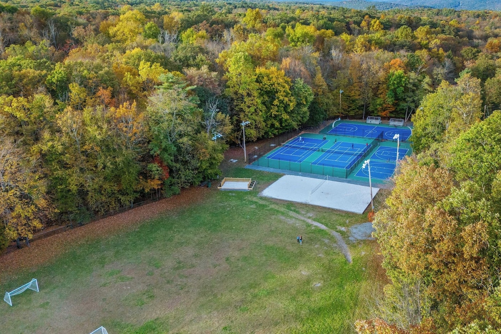 Stylish Mountain Retreat w/ Hot Tub & Firepit Penn Estate Getaway by Avantstay