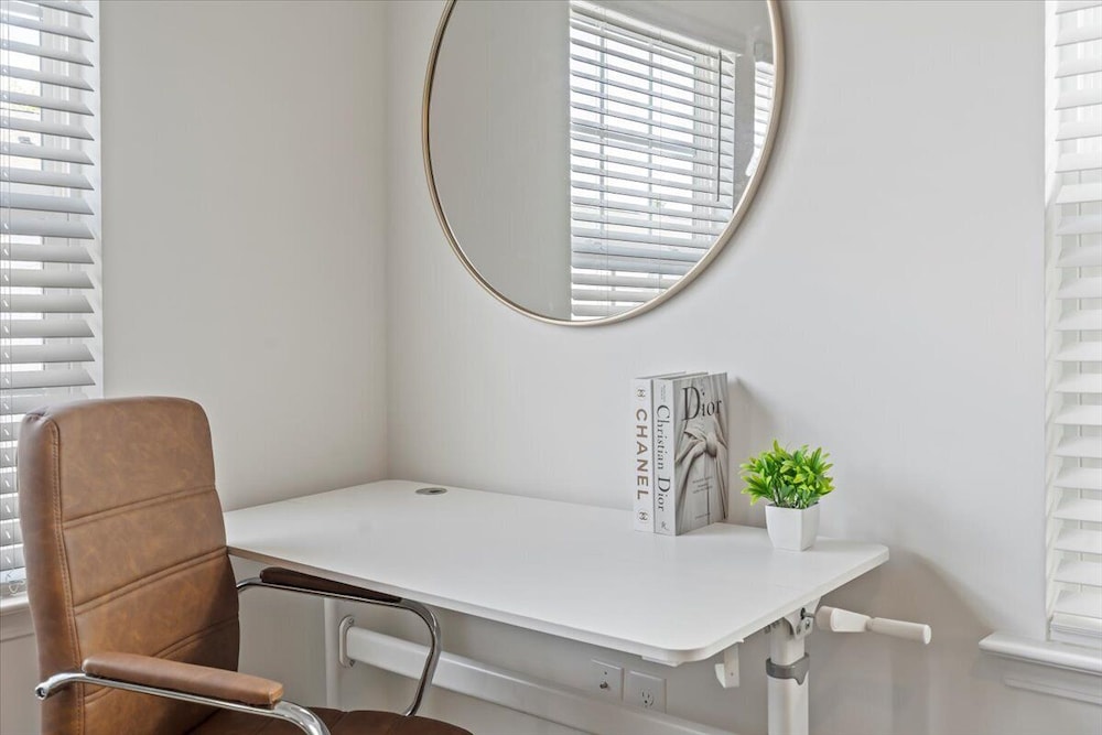 3BR Townhouse Mins to Uptown Charlotte