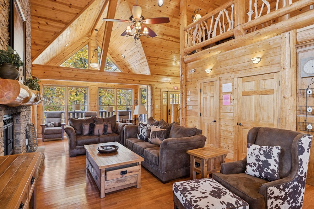 Pine Cone Cabin 4 Bedroom Cabin