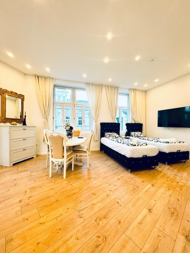 Spacious 3BR Near Kaufpark Alterlaa