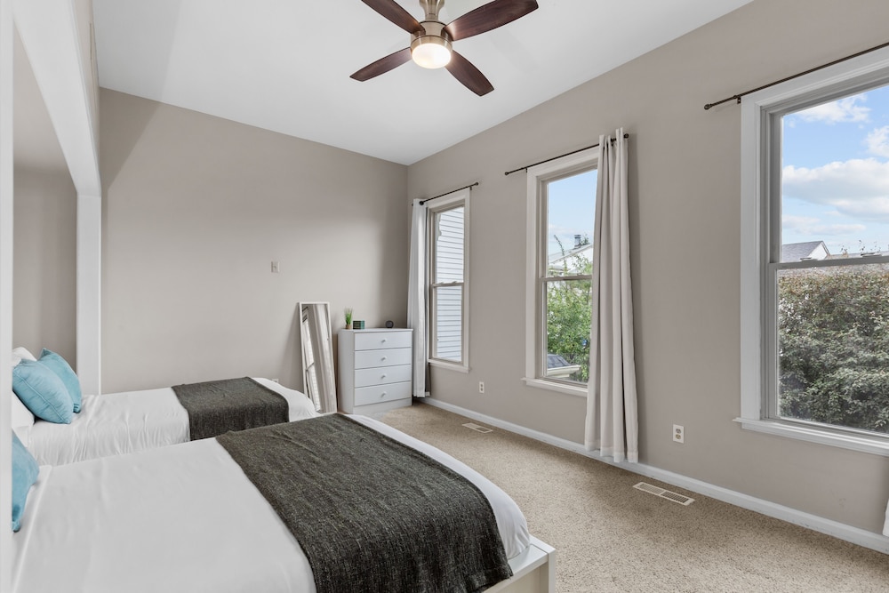 Welcoming Lafayette Square Home - JZ Vacation Rentals view 2