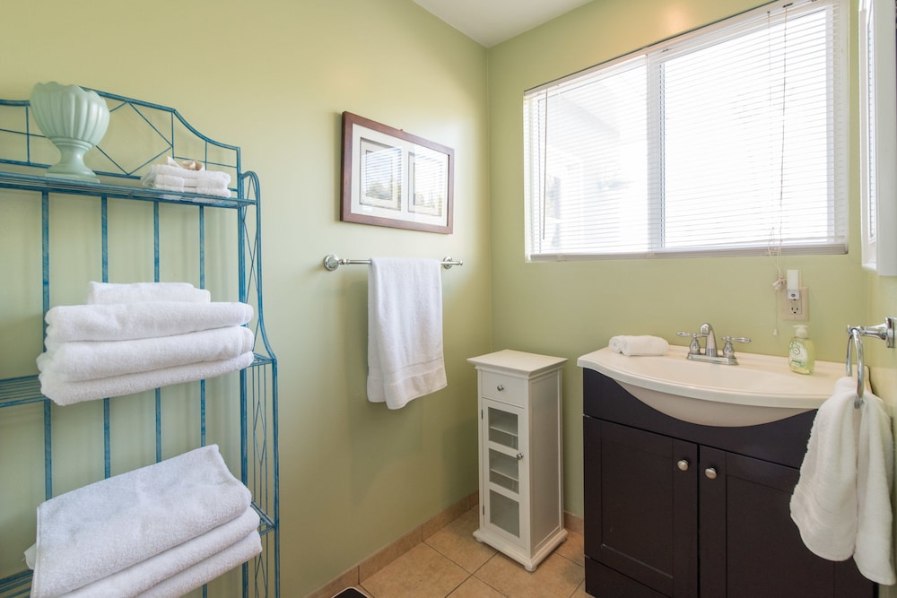 Ventura Vacations - Ventura Beach Cottage - Property Image 10