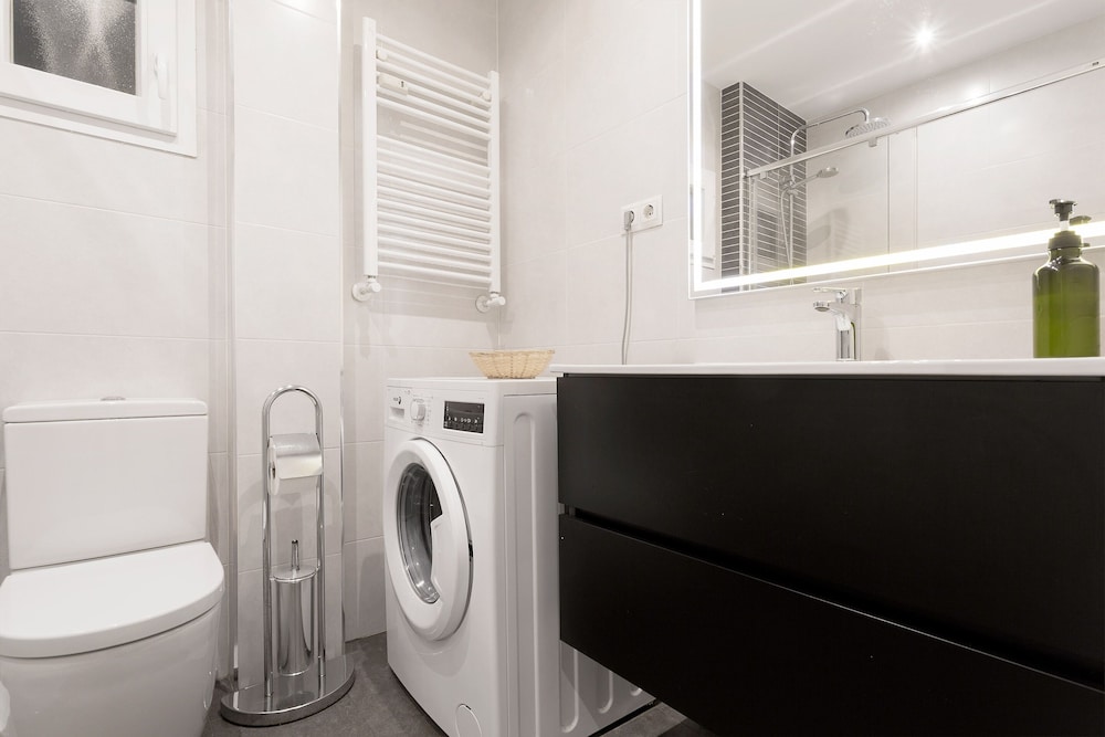 Bright 2 Bd Apartment in Front of Retiro Park Retiro II