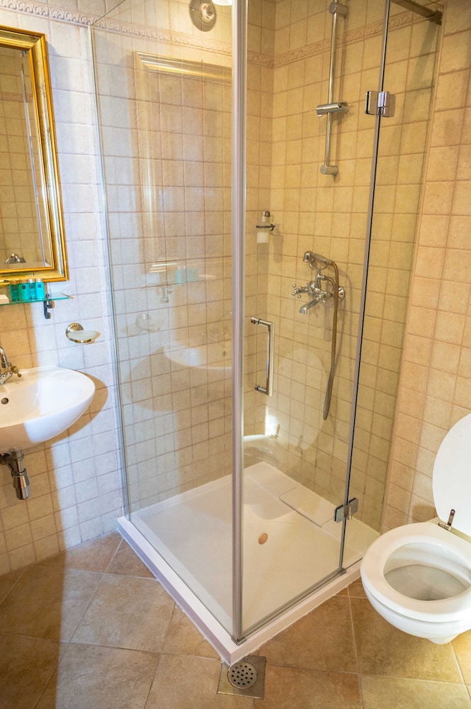 Amoret Apartments
