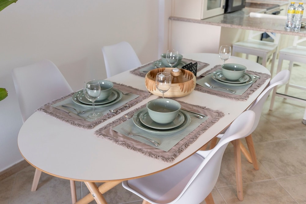 Cozy 1-bedroom Apartment for 5 in Motor City