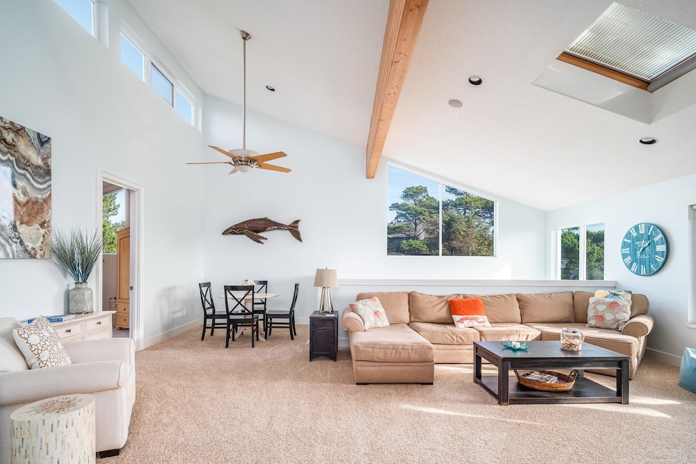 Villa Manzanita by Avantstay Hot Tub, 1 Block to Beach/town, Chef's Kitchen view 3