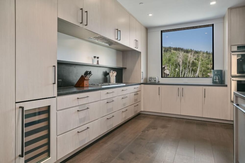203 - Three Bedroom Deluxe One Empire Pass 3 Condo