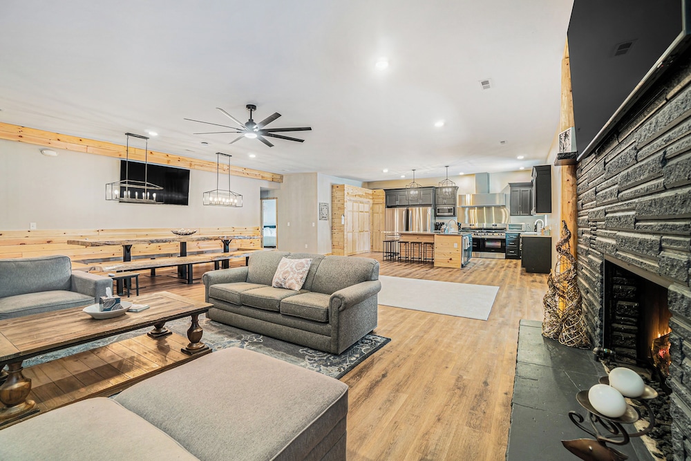 8BR Lodge w/ Bowling Alley, Near Lakes & Trails