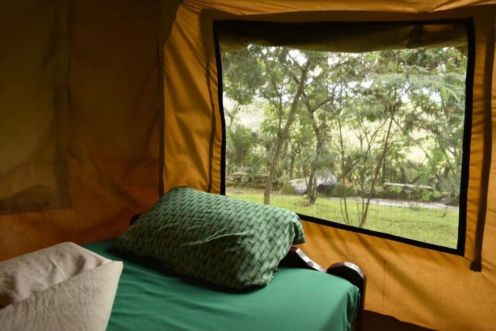 Room in B&B - Red Rocks Rwanda - Safari Tent Twin