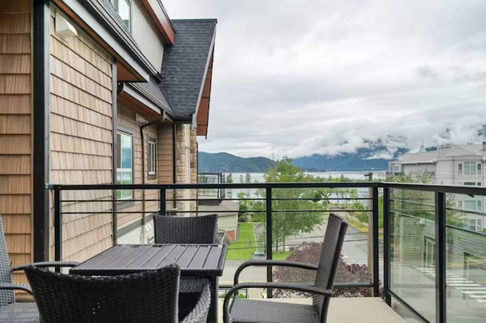 Modern 4BR Penthouse With Lake Views