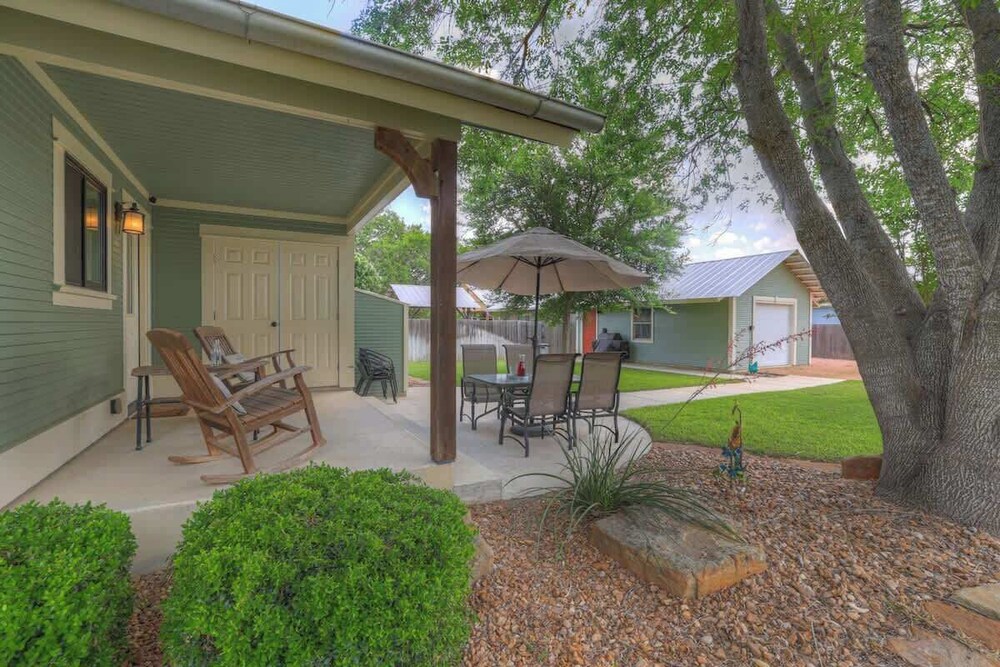 Charming Cottage-3 Mins to Downtown-pet Friendly!