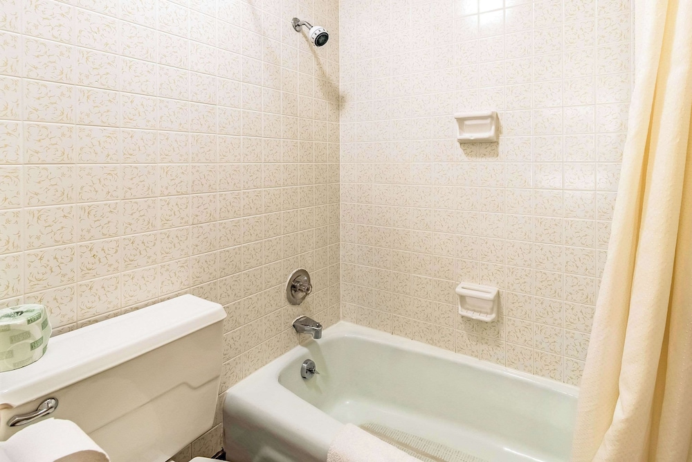 Econo Lodge Worthington - Columbus North - Image 4