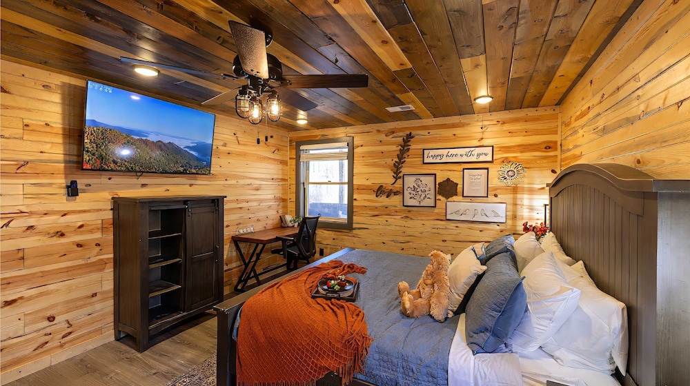 Bigfoot Bunkhouse Pool Views Theater Arcade Firepit Book Now