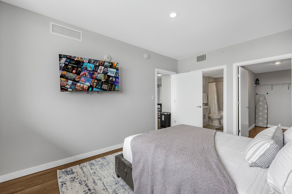 Stylish City-View Condo Pool Access