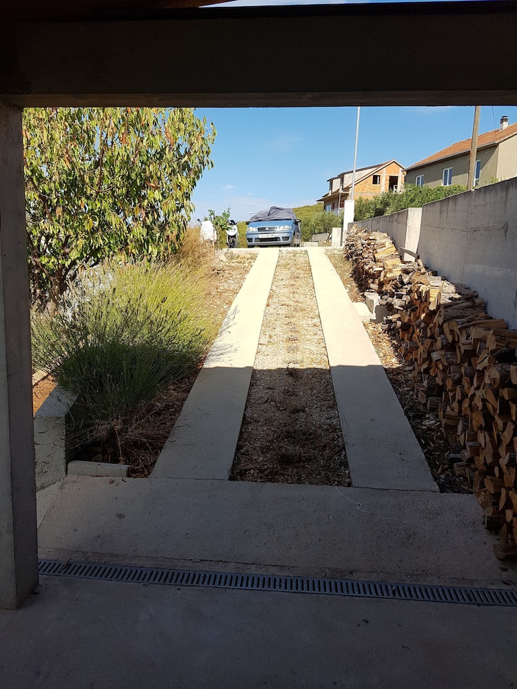 Apartment Lavcevic en Jelsa — parking