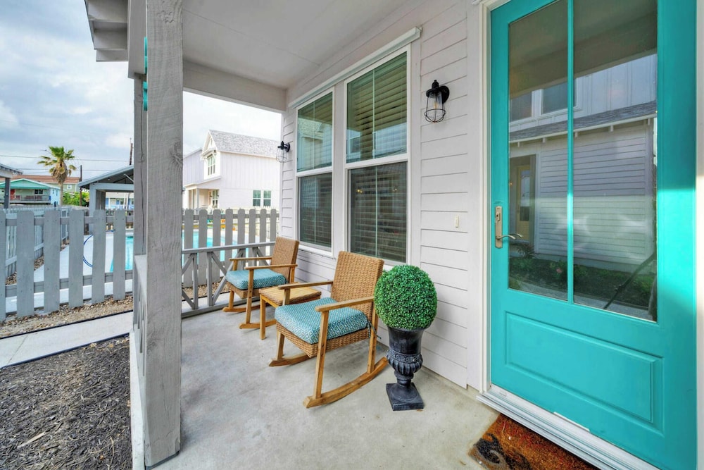 2 Homes in Old Town by Avantstay Sleeps 19, Pool, Newly Built Walk to Eats, Music, & More